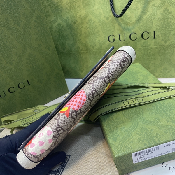 グッチ財布コピー着用イメージ